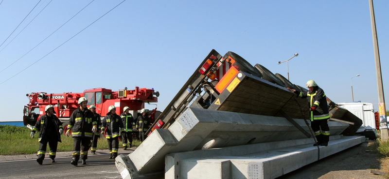 Felborult egy betonelemeket szállító teherautó Miskolcon