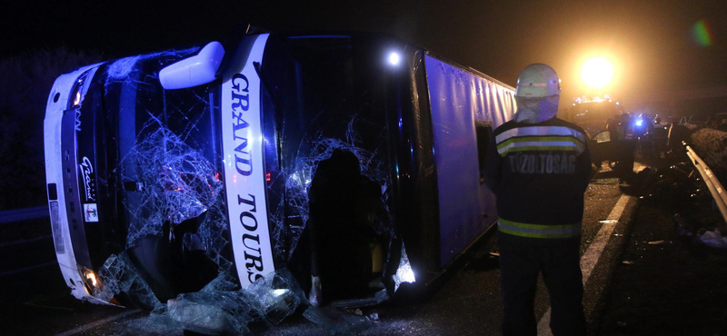 Fia után utasokat mentett ki a buszból – szemtanú-beszámoló az M3-ason történt tragédiáról