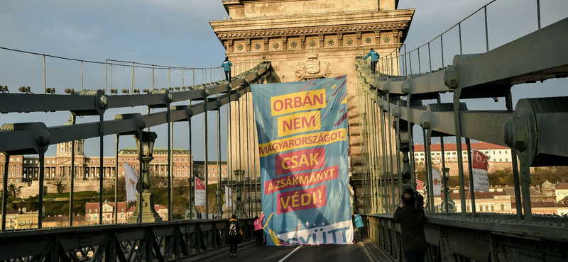 A Lánchídon akciózott, óriásmolinóval üzent Orbánról az Együtt