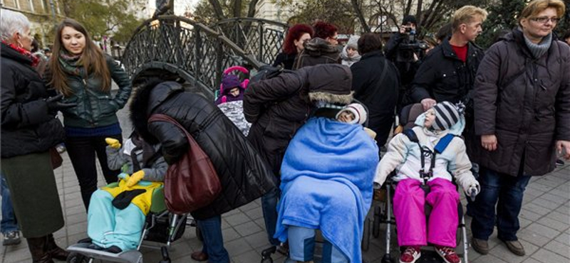 "Mintha koloncok lennénk a társadalom nyakán"