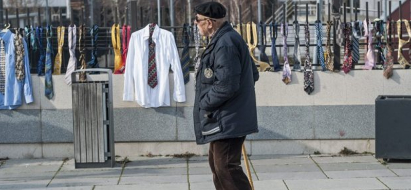 Teleaggatták nyakkendővel az új ruhára áhítozó koszovói kormányfő hivatalának kerítését