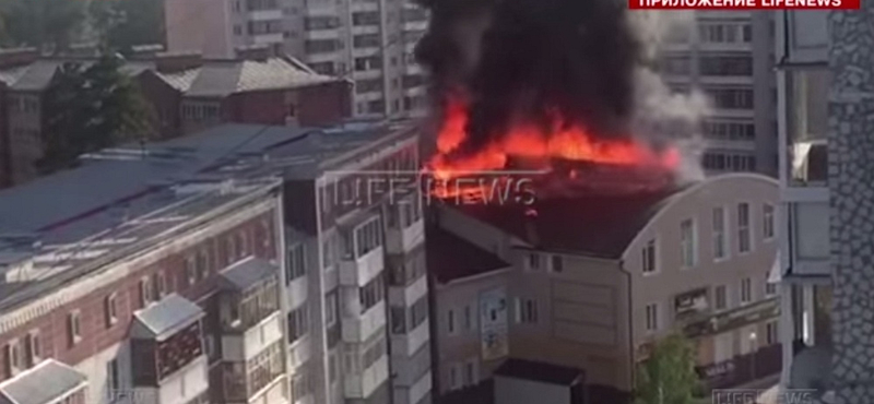 Lángba borult egy orosz bevásárlóközpont teteje – videó