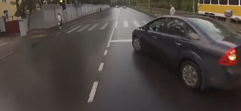 Videó: ezt látja egy balról előző motoros, ha nem jön össze manőver 