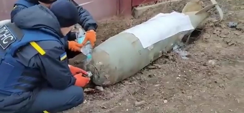 Videón, ahogy ukrán tűzszerészek hatástalanítanak egy fel nem robbant orosz bombát