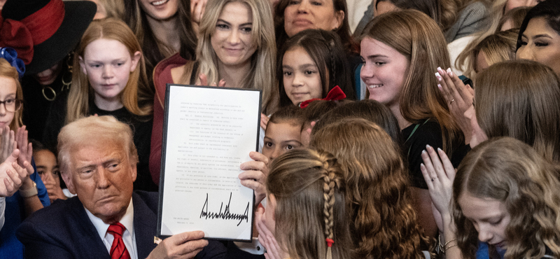 Aláírta a transz nőket a nők versenyeiről kitiltó rendeletet Trump