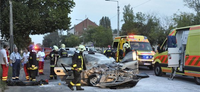 Balesetfotók: Ketten meghaltak egy pesti kereszteződésben