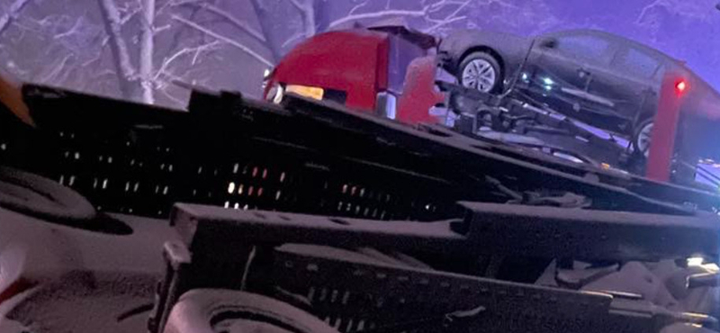 Fotók: Autókkal együtt borult az árokba a havazásban egy nyergesvontató