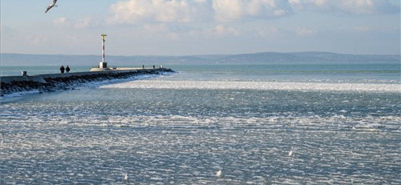 Légifelvételek készültek a jegesedő Balatonról