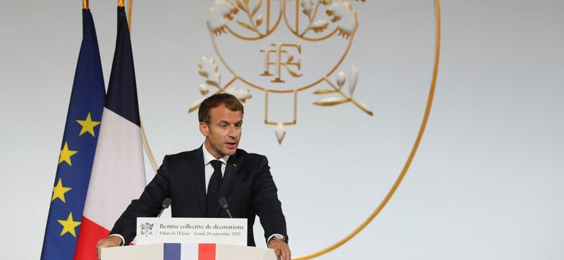 Emmanuel Macron lecserélte a francia nemzeti zászló kékjét