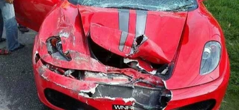 Részeg nő zúzott le egy Ferrari F430-ast – fotó