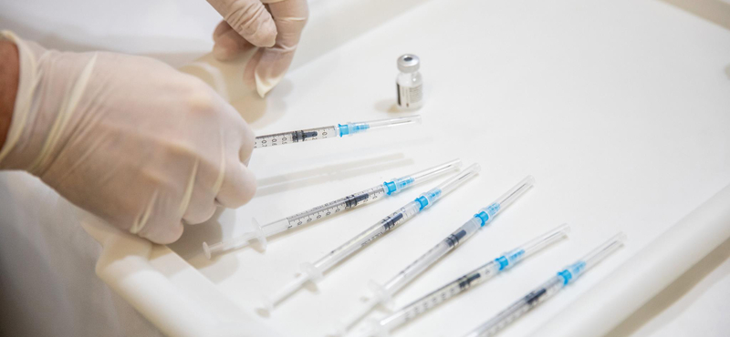 Csehország 100 ezer adag Pfizer-vakcinát kapott Franciaországtól