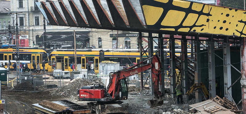 Megint nem a szokott helyükön találja a megállókat a Széll Kálmán téren