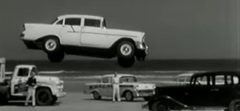 Zseniális retro videó: így trükköztek a kaszkadőrök a Chevyvel 1956-ban