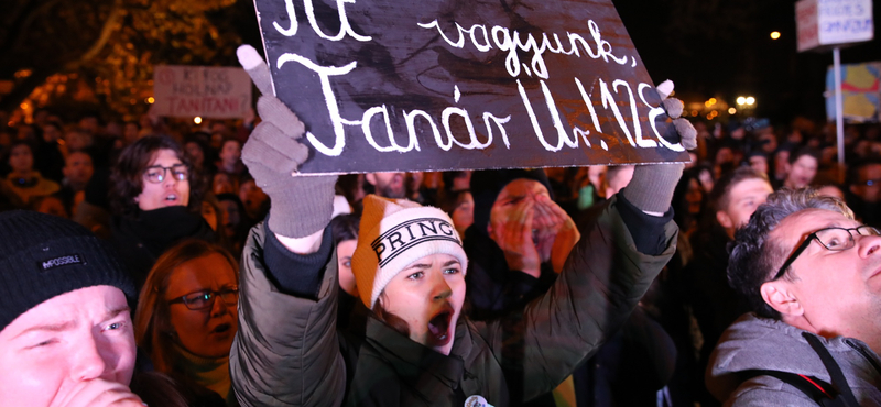 Tüntetés volt a Fazekas-gimnáziumnál, már több mint 30 iskolából csatlakoztak a polgári engedetlenséghez