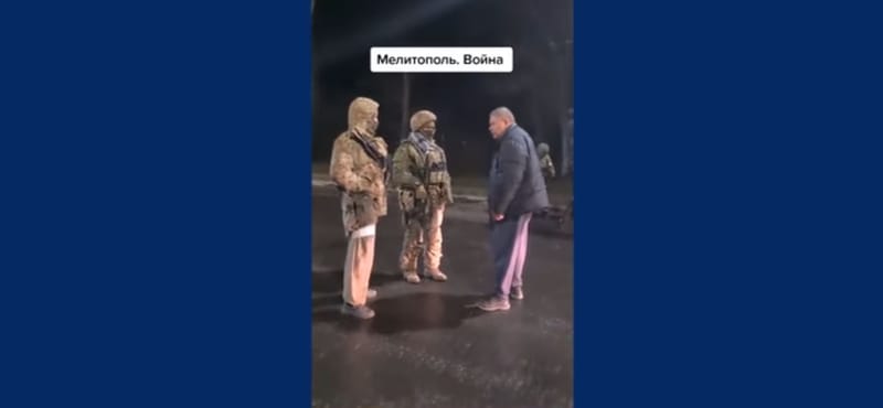 Egy idős ukrajnai orosz nagyon kiosztotta az országba betört orosz katonákat - videó