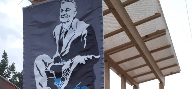 Hatalmas Orbán-graffiti került egy londoni falra