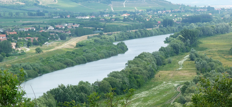 Felborult egy hajó Bodrogkeresztúrnál, turisták estek a vízbe