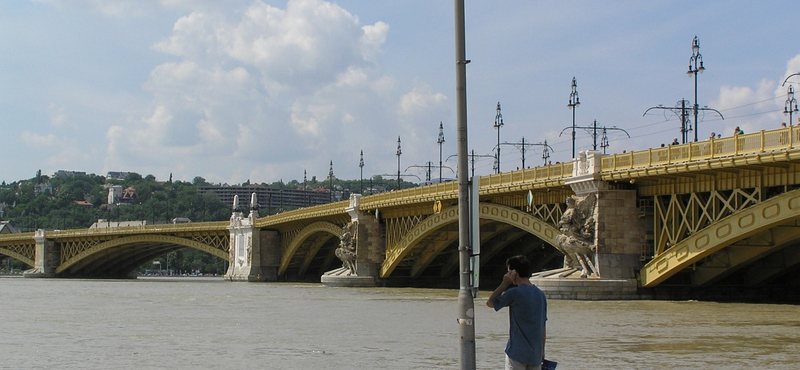 Látványos, de nem veszélyes árhullám közeleg a Dunán Budapest felé