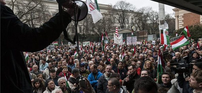 A kilakoltatások ellen tüntettek Budapesten