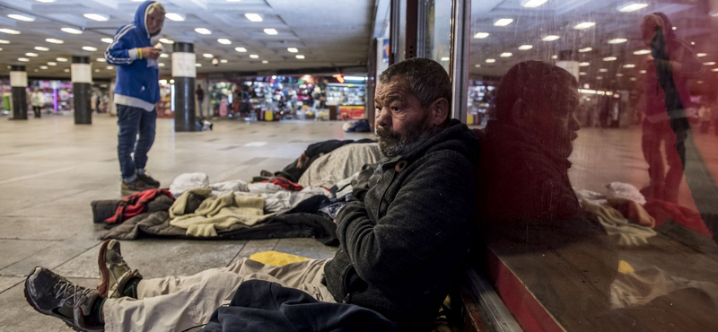 Új kormányzati tervek: a hajléktalanok miatt lezárhatják Budapest nagy aluljáróit