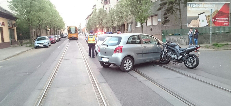 Fotó: Szó szerint beleállt egy motor egy Toyotába Zuglóban