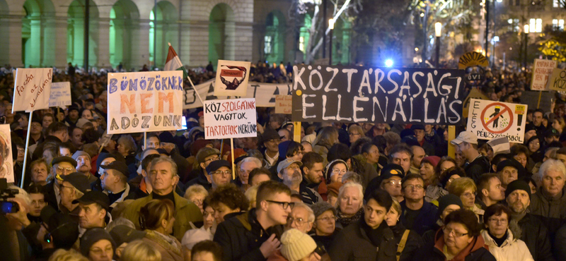 Sztrájkra készülnek a tanárok, könnygáz a parlamentnél - percről percre a tüntetésről