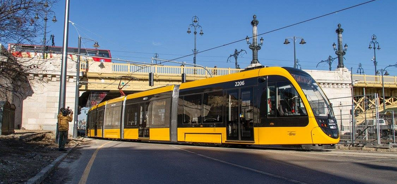 Bármikor felbukkanhat ezután a fonódó villamos, hétfőn is tesztelték – videó