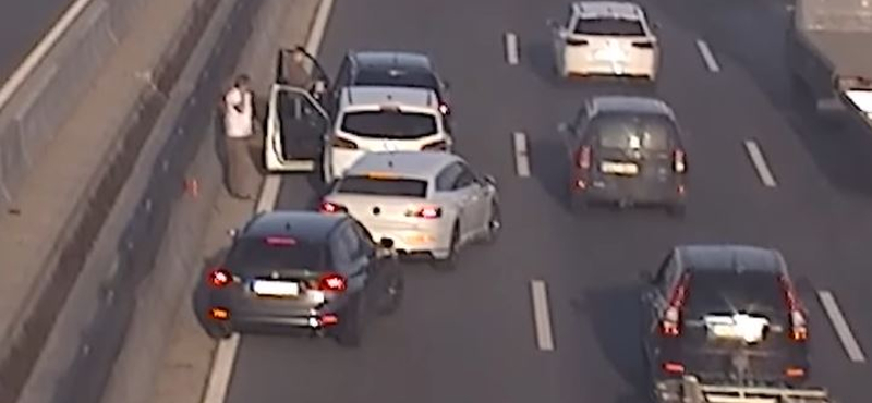Így alakul ki pillanatok alatt a több autós koccanás az M0-son – videó
