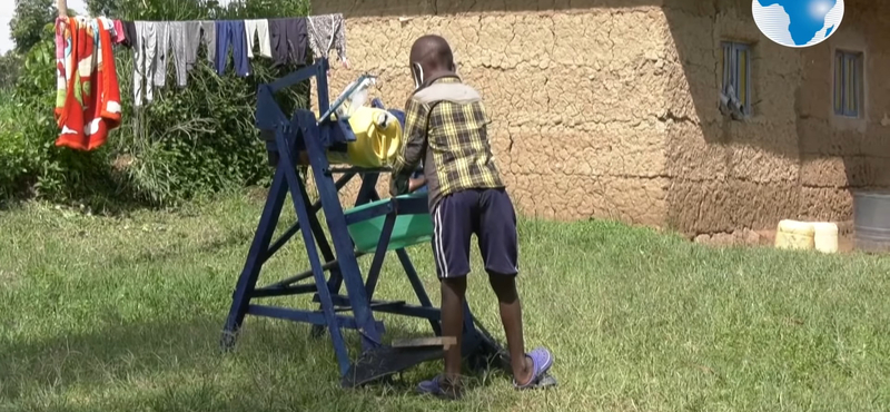 Kitüntették a 9 éves kenyai kisfiút, aki egy érdekes kézmosóval küzd a koronavírus ellen