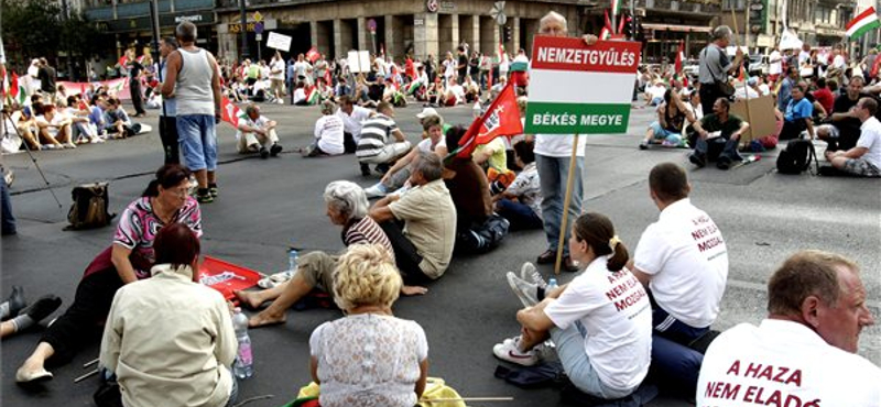 Demonstrálók foglalták el az Astoriát