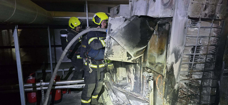 Videón a tűzoltók küzdelme a Puskás Arénában felcsapó lángokkal