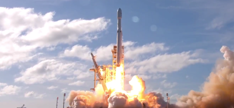 Történelmet írt a SpaceX: fellőtték az óriási Falcon Heavy rakétát, Elon Musk Teslája meghódítja az űrt is