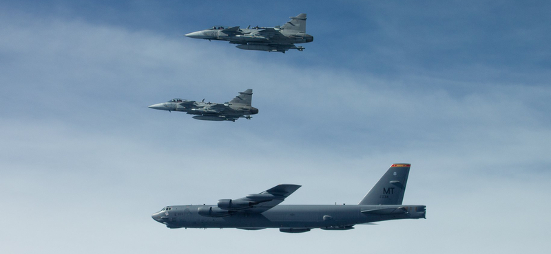 Így repült át a B-52-es Magyarország felett - fotók