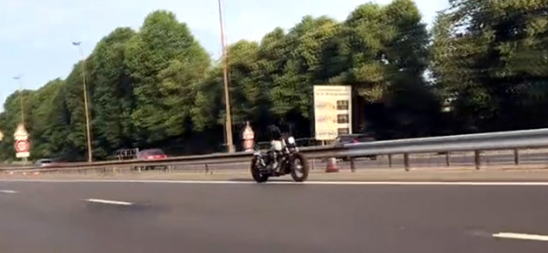 Motoros nélküli motor száguldott Párizsban – trükk, szellem vagy autopilot-teszt?