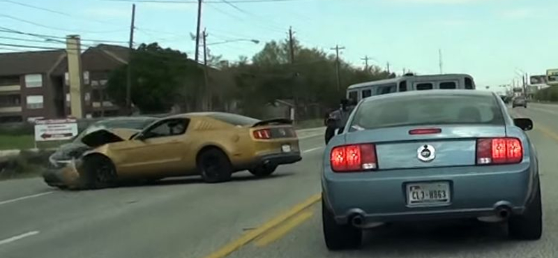 Ki hibázott nagyobbat a balesetnél? A Honda vagy a Mustang sofőrje? – videó