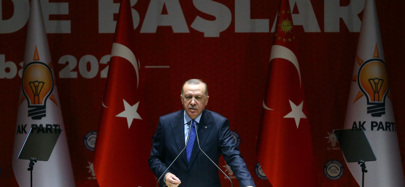 Erdogan megtiltotta, hogy bárkit is kirúgjanak, de a törökök így sem ússzák meg a járványt