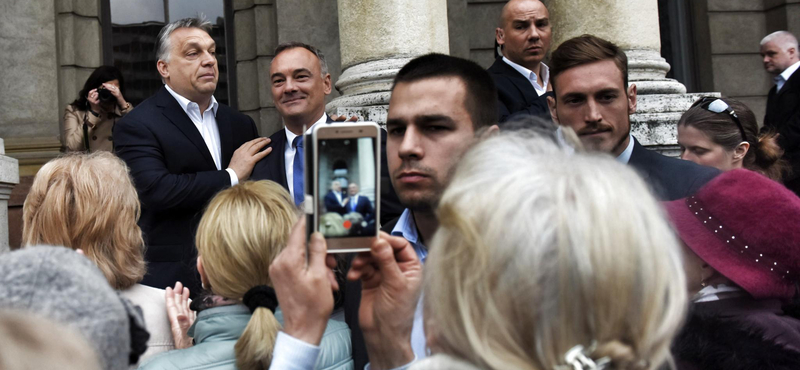 Orbán időként bekerítve érzi magát, de száz nyugdíjas imádja