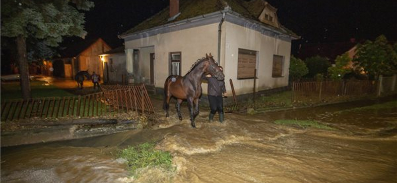 Öt családot kellett kimemenkíteni a hatalmas eső miatt