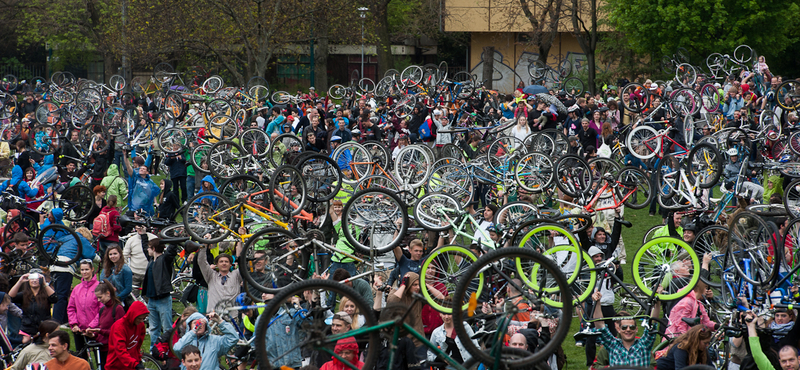 Tízezres tömeg a Critical Mass-en 