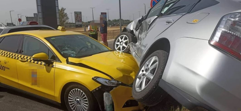 Taxi fúródott egy másik autó alá Budapesten