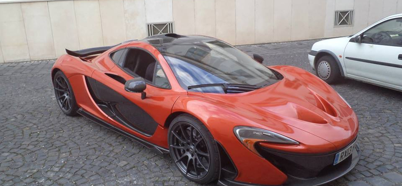 Fotó: egy McLaren P1-es a székesfehérvári macskakövön