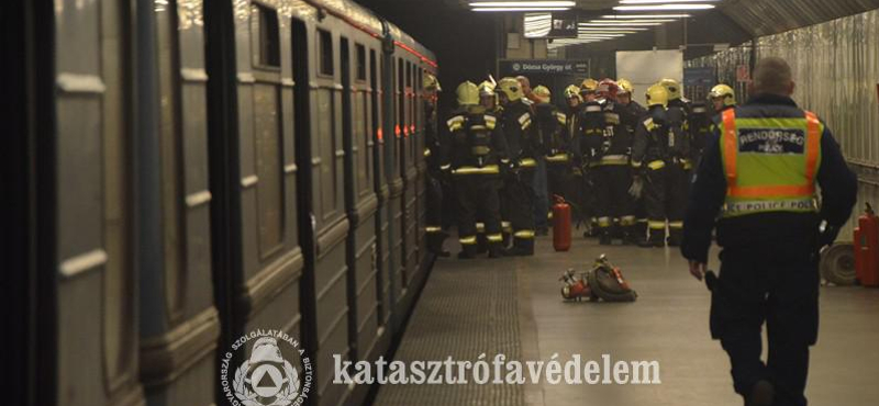 Fotók: Tűzoltók szállták meg a 3-as metrót tegnap este