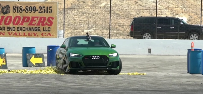 A nap videója: több száz banánhéjon drifteltek az Audi RS5-tel, de mennyire csúszik meg az autó?