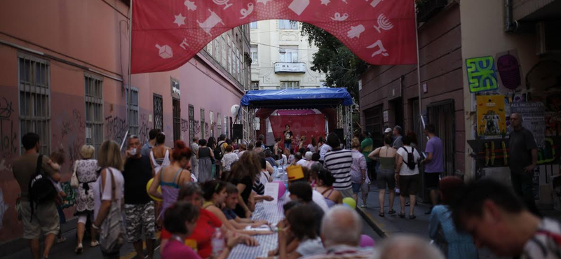 Nagykövetek főznek a Kazinczy utca kellős közepén