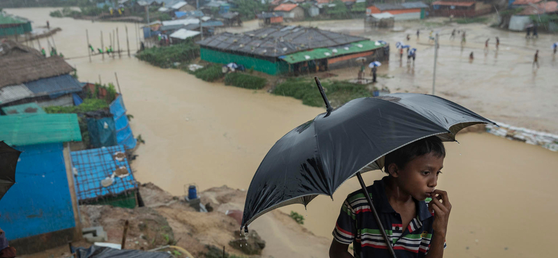 Halottak, földcsuszamlás – a monszun letarolta a bangladesi rohingya menekülttáborokat