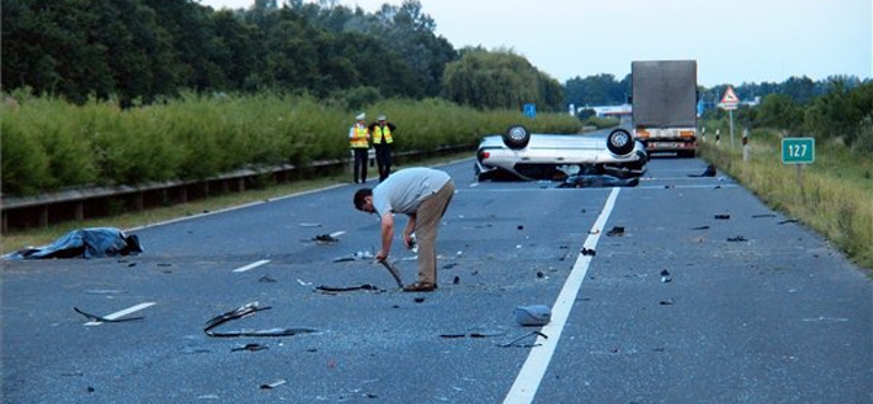 Két ember meghalt egy békéscsabai autóbalesetben