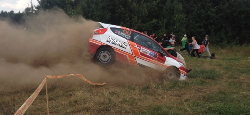 Nézőt gázolt a pályáról lesodródott ralis Ford - videó