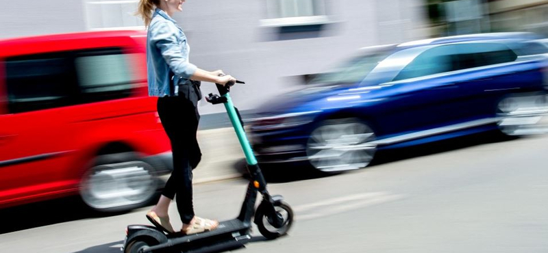 Kinek jó, ha robogóként kezelik az elektromos rollereket és a buszsávban is mehetnének legálisan? 