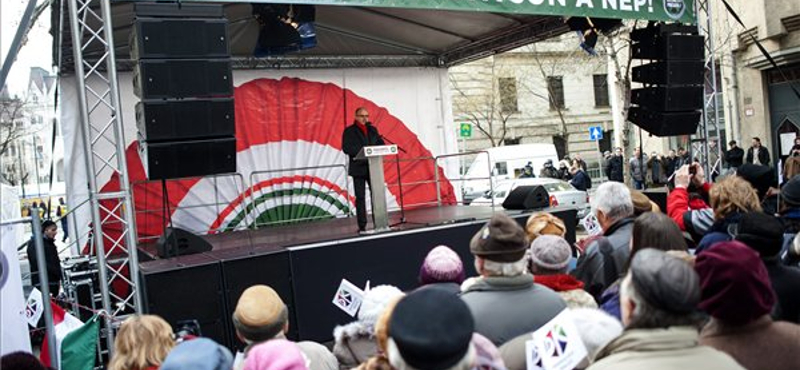 "Paks az Orbán-rezsim emlékműve" - tüntetett a baloldal az Alkotmány utcában