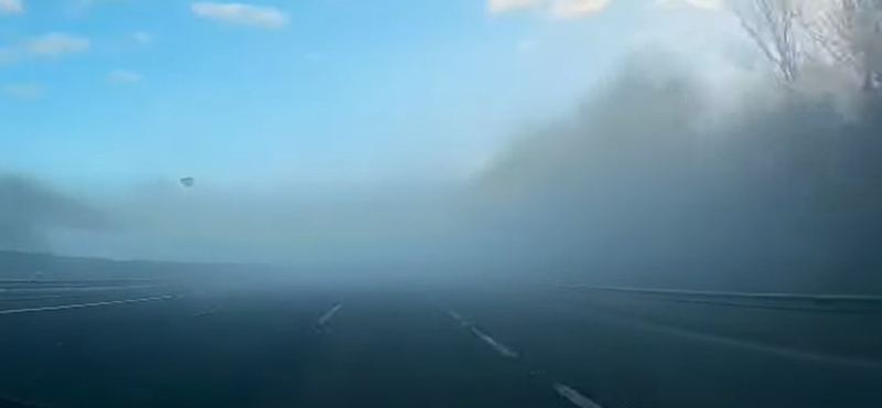 Újabb videón, mennyit láttak az autósok a vasárnapi tömegbaleset idején a ködben